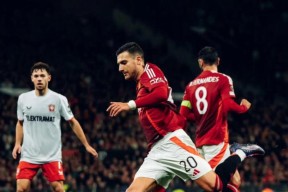 曼联今夜单刀错失，志在荷甲名次提升，媒体盛赞，年轻球员得到机会的简单介绍